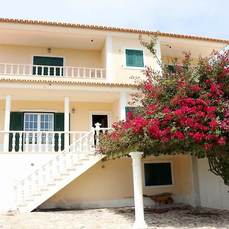 Semesterbostad Nana's - Ericeira Friends & Family House *